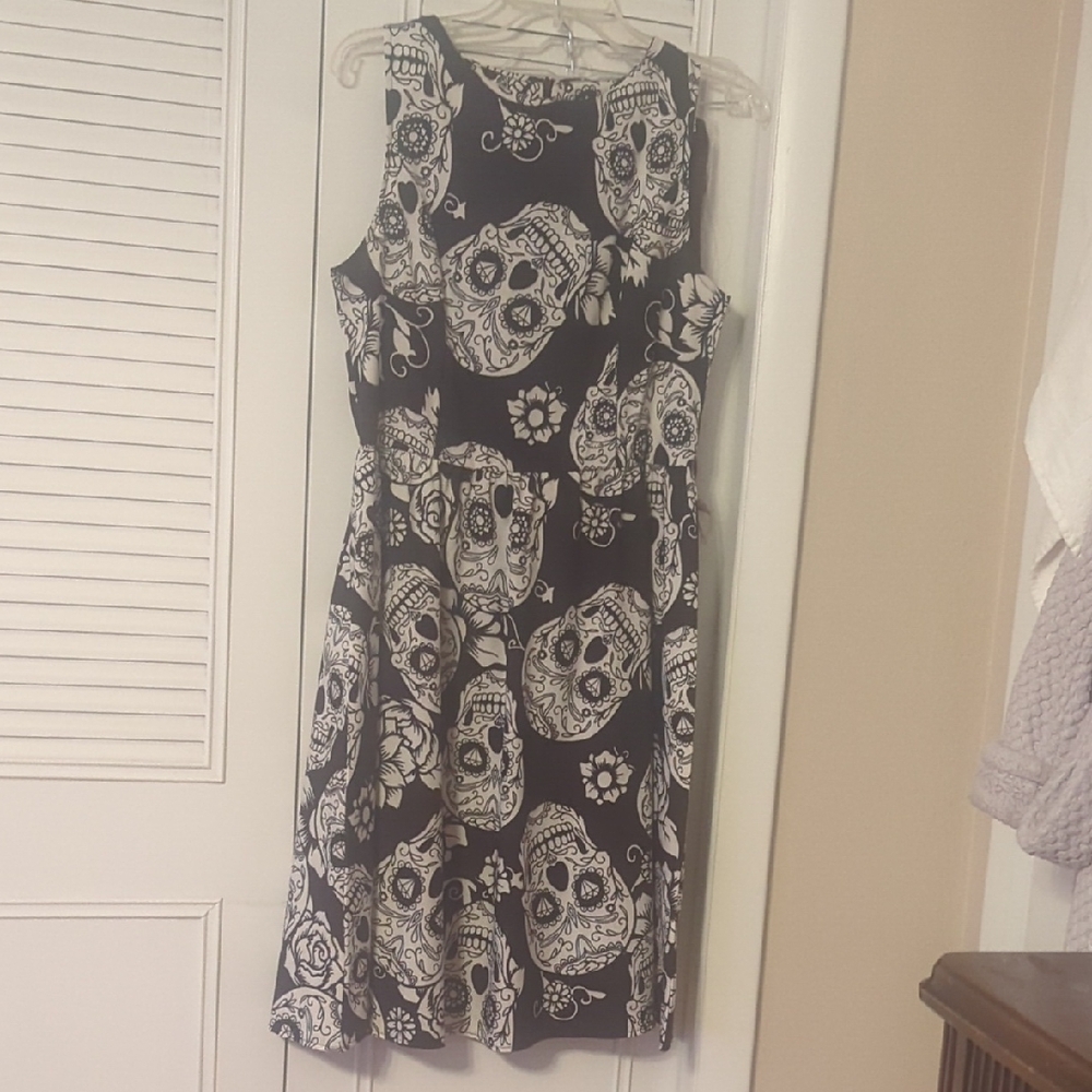Chic Skull Print Midi Dress in Black and White